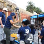 El equipo de investigacioìn realizando perfiles de playa en uno de sitios de control