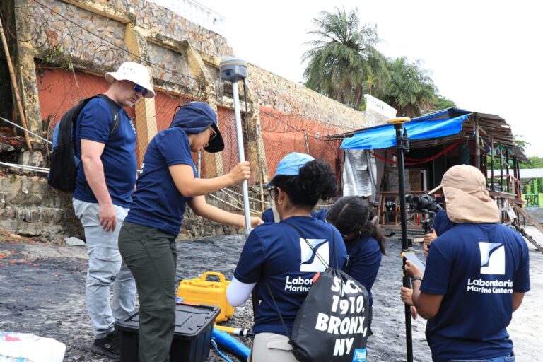 El equipo de investigacioìn realizando perfiles de playa en uno de sitios de control