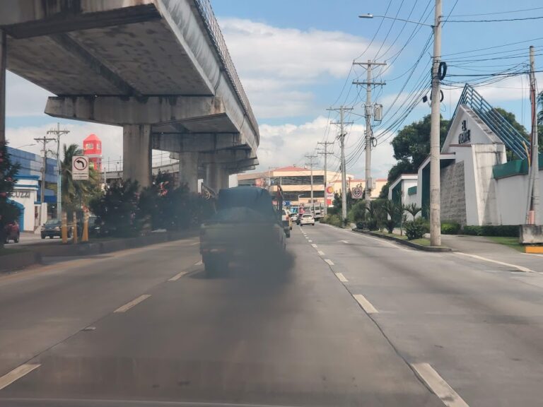 La quema de combustibles foěsiles por fuentes moěviles en ruta son la principal causa de la contaminacioěn ambiental en las zonas urbanas