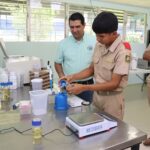 Los estudiantes aprenderaěn sobre meětodos de anaělisis microbioloěgicos, siguiendo el enfoque de aprender haciendo