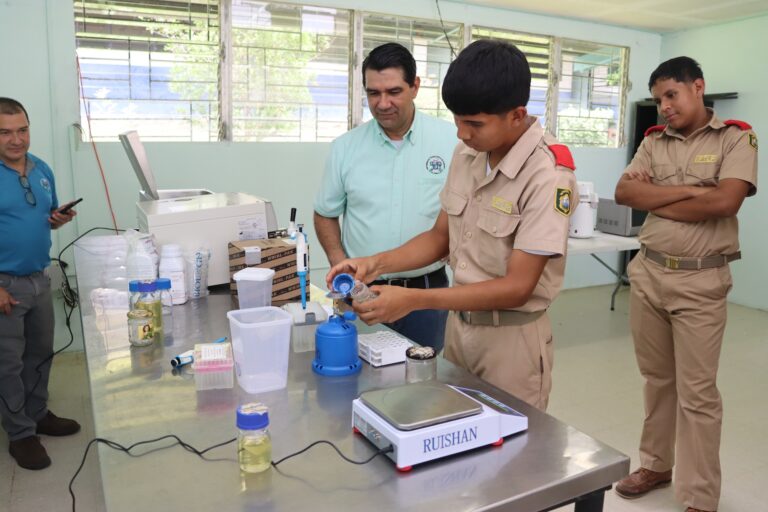Los estudiantes aprenderaěn sobre meětodos de anaělisis microbioloěgicos, siguiendo el enfoque de aprender haciendo