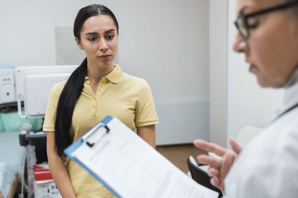 paciente-y-medico-hablando-de-diagnosticar