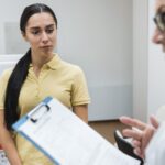 paciente-y-medico-hablando-de-diagnosticar