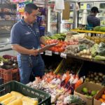 Encuestadores de la Acodeco monitoreando precios en minisúper