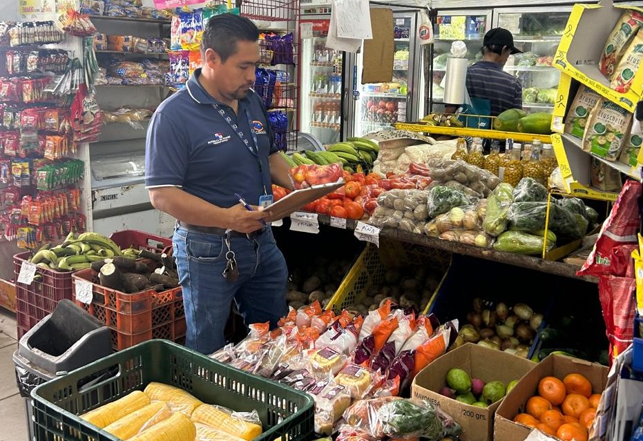 Encuestadores de la Acodeco monitoreando precios en minisúper