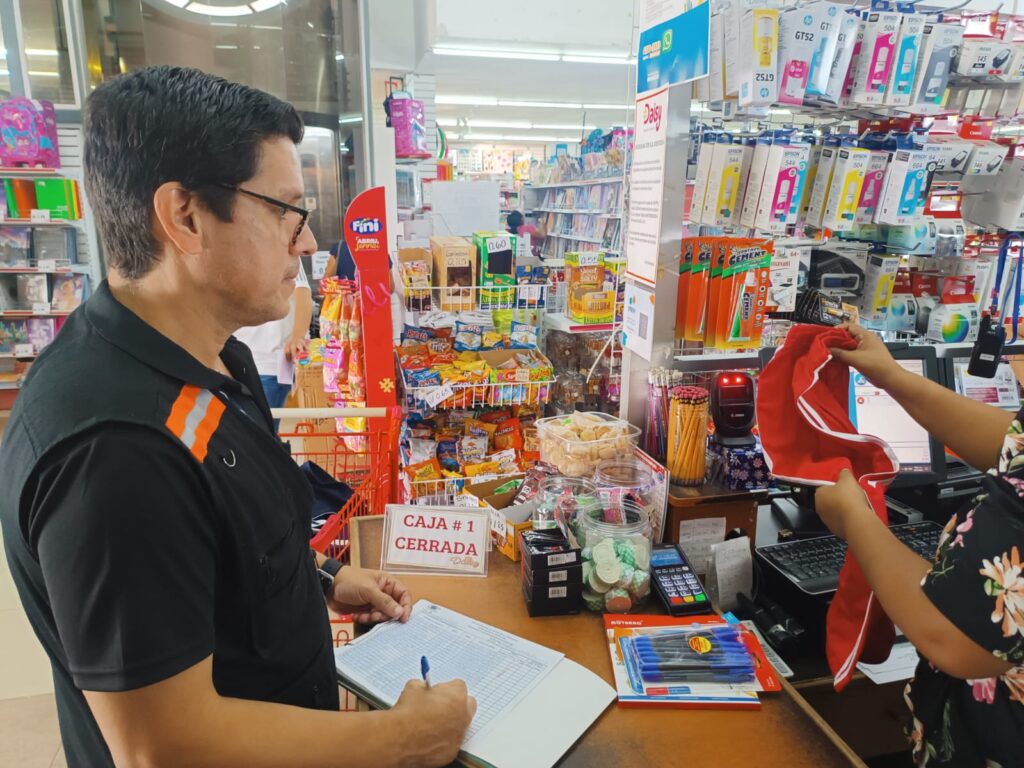 Acodeco revisa cumplimiento de útiles escolares exentos del 7 por ciento 3