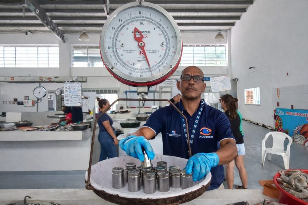 Verificación de balanzas en el mercado de Río Hato 1