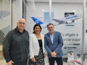 Carlos Conde, country manager de Panamá, Centroamérica, México y Venezuela_ Karim Balarezo, directora regional en América e Imanol Pérez, director comercial de Air Europa