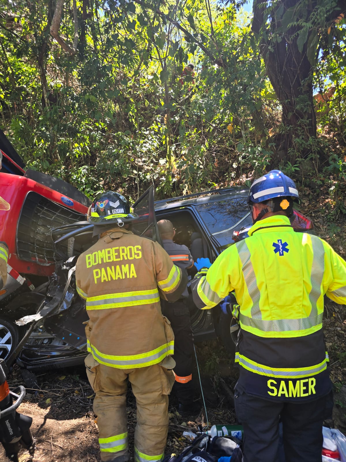 BOMBEROS INTENSIFICAN RESCATES EN CARRETERAS NACIONALES Y REITERAN