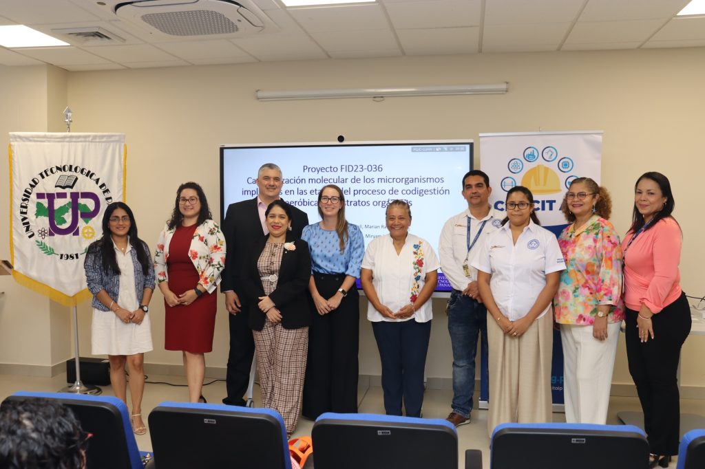 Parte del equipo de investigacioìn, junto a autoridades de la UTP, el CEMCIT AIP y la SENACYT, durante la presentacioìn de resultados del proye