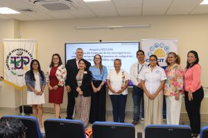 Parte del equipo de investigacioìn, junto a autoridades de la UTP, el CEMCIT AIP y la SENACYT, durante la presentacioìn de resultados del proye