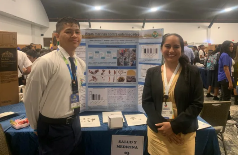 Issac Almanza junto a la Dra. Lorena Coronado